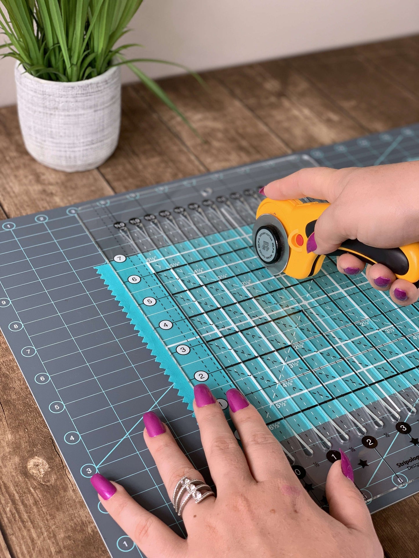 Creative Grids - Self-Healing Double Sided Cutting Mat CGRMAT1824 18" x 24"